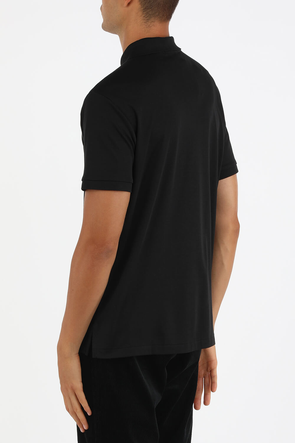 תמונת כל הלוק של חולצת פולו סלים עם לוגו רקום